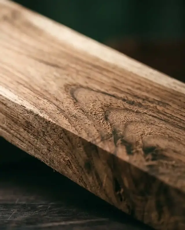 Kayu jati mentah dengan pori terbuka sebelum sistem finishing Tectona